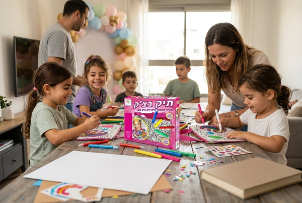 ילדים והורים סביב שולחן יצירה ביום הולדת עם תוצרים לקחת הביתה