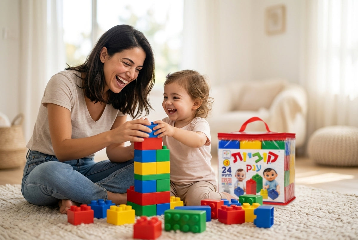 אמא וילד בונים מגדל מקוביות בנייה ענק צבעוניות - מדריך קוביות בנייה לילדים