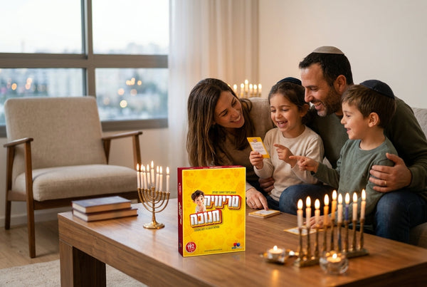 משפחה ישראלית משחקת יחד בפעילות חנוכה בבית אחרי הדלקת נרות