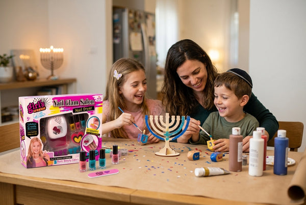 הורה וילדים מכינים יצירה לחנוכה עם חנוכייה וסביבונים על שולחן ביתי