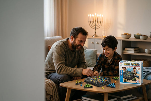הורה וילד בוחרים יחד מתנת חנוכה לפי סגנון המשחק של הילד