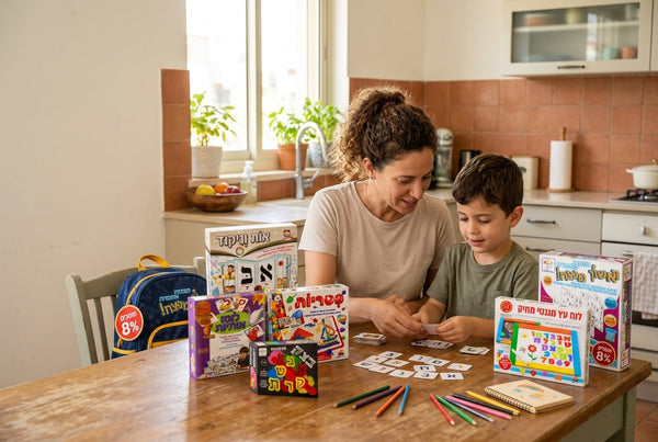 הורה וילד מתרגלים הכנה לכיתה א בבית דרך משחקים ליד שולחן המטבח