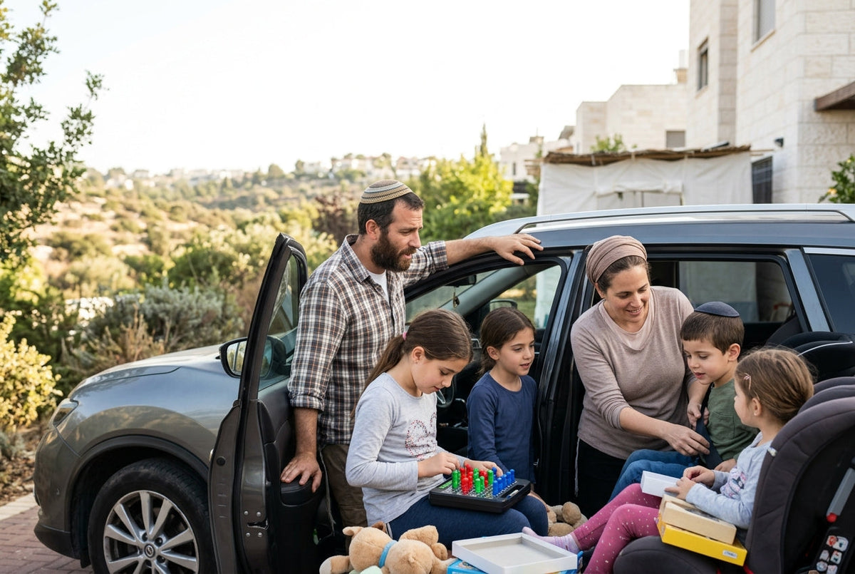 משפחה ישראלית מתכוננת לנסיעת חול המועד עם משחקים קומפקטיים לרכב
