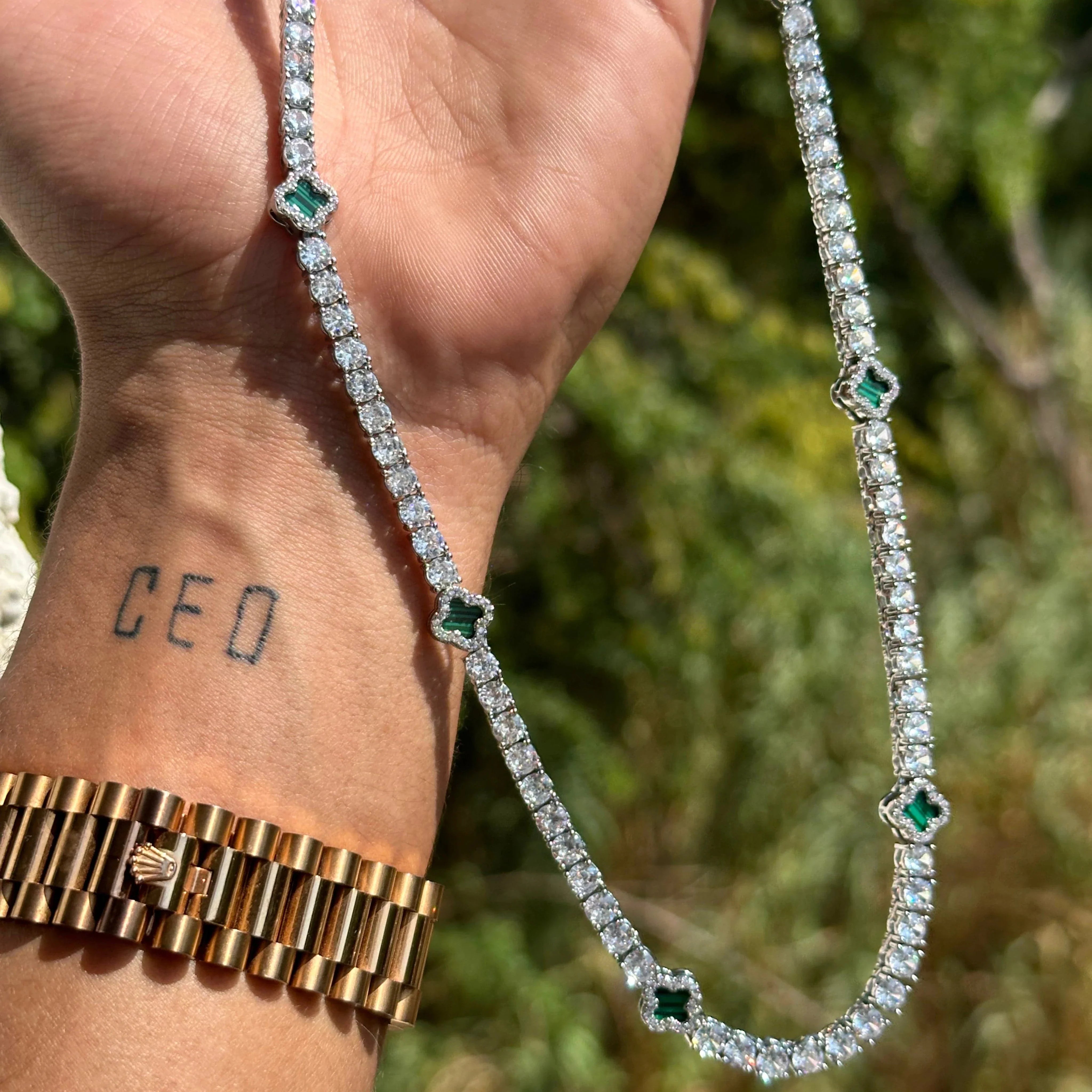 שרשרת טניס עם תלתנים ירוקים